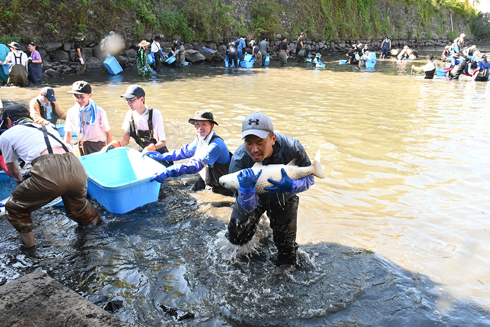 飛び跳ねる魚をつかまえた参加者