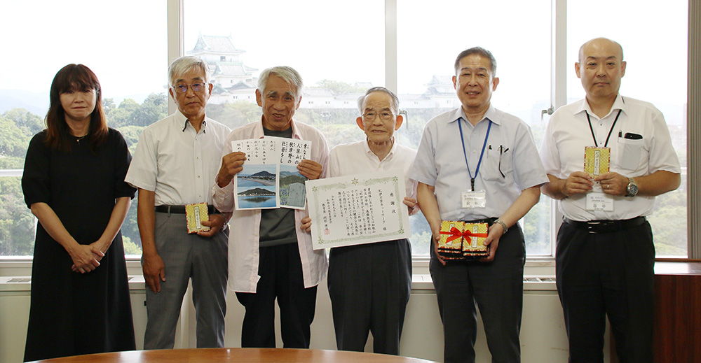 阿形教育長（右から２人目）と村瀬会長（同３人目）ら紀伊万葉ネットワークの皆さん