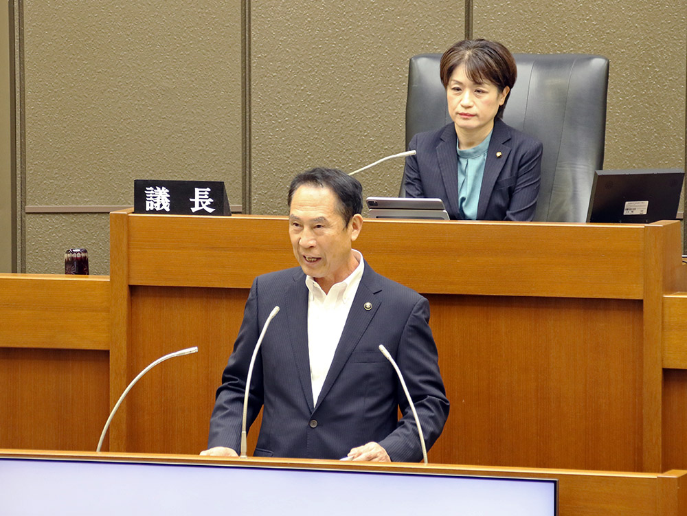 開会あいさつをする尾花市長