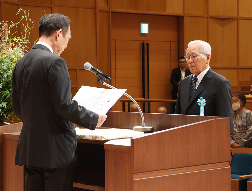 尾花市長㊧から表彰を受ける受賞者（和歌山市提供）