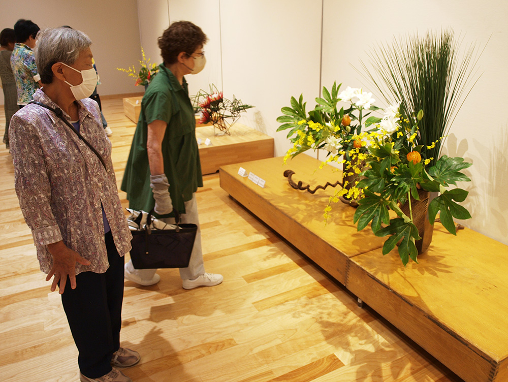 四季折々の生け花が並ぶ展示会