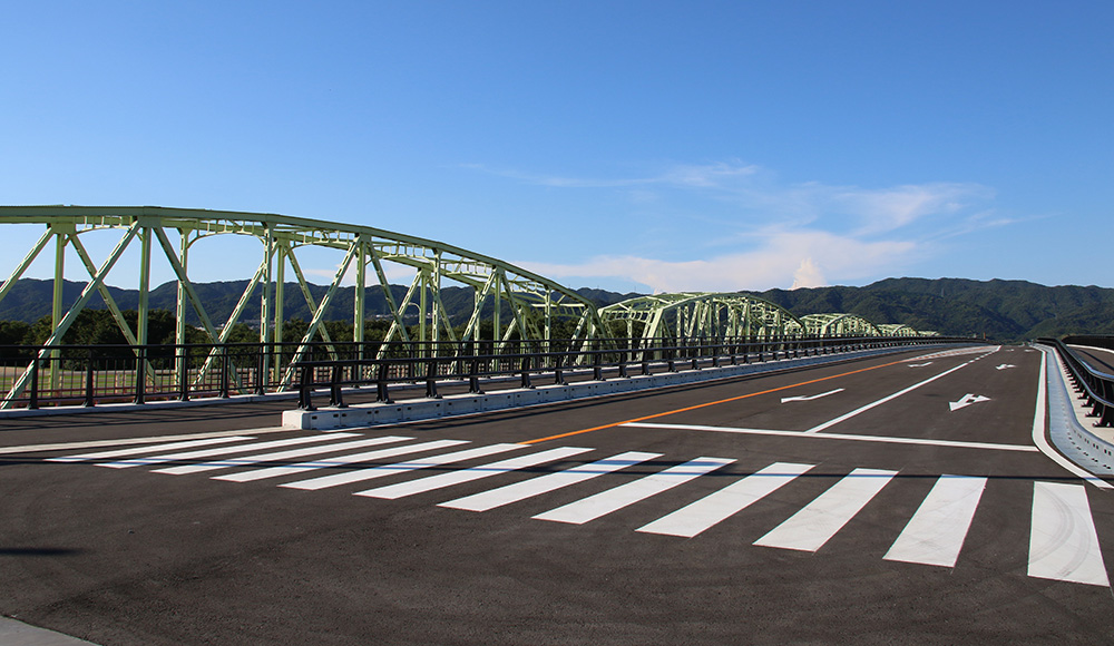 南田井ノ瀬橋の新橋と旧橋（奥）