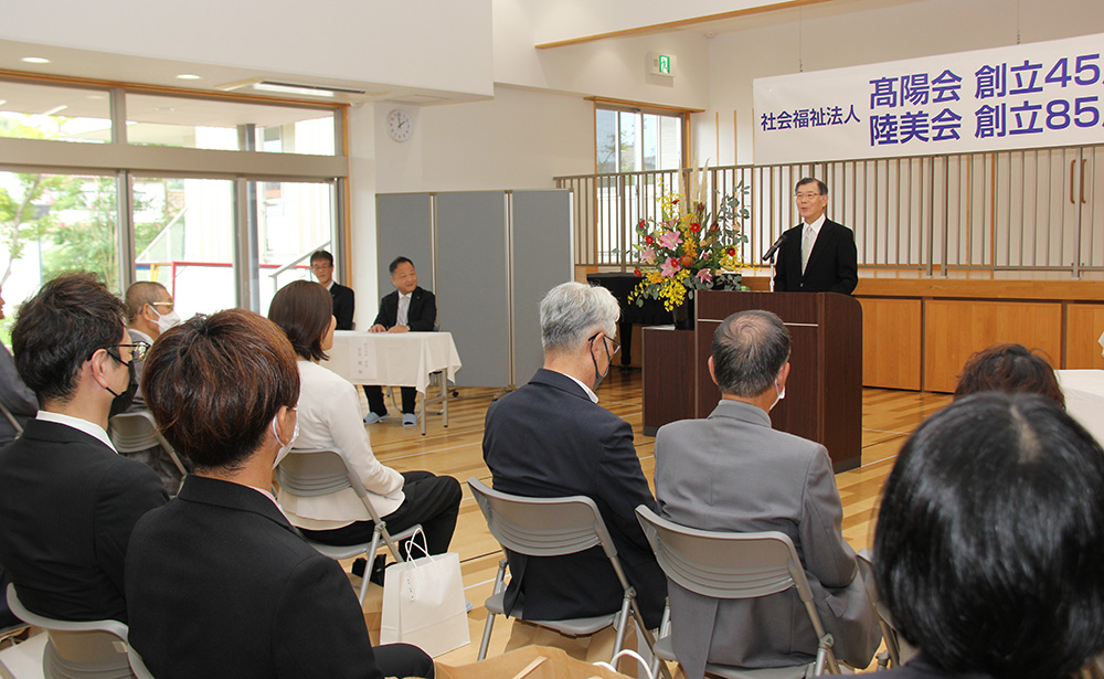 今後への決意を述べる髙木理事長