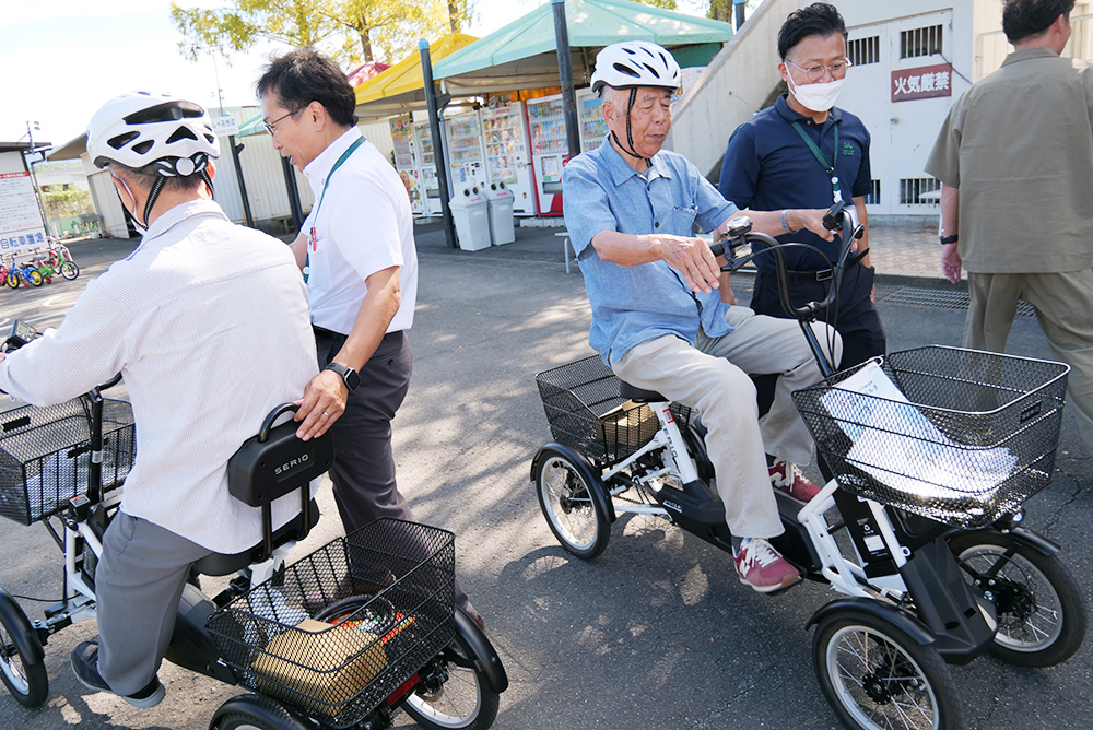 電動アシスト付き四輪自転車を体験する高齢者