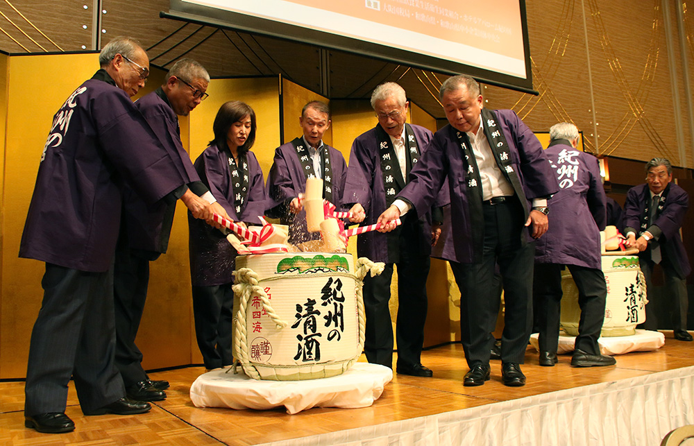 
鏡開きを行う山本会長（左端）、岸本知事（中央）ら
