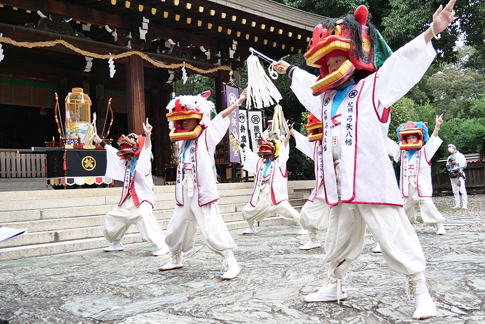 舞を奉納する弓矢八幡鎮魂放生会の皆さん