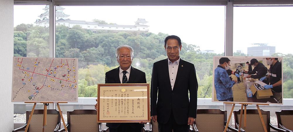 表彰状を手に中谷会長㊧と尾花市長