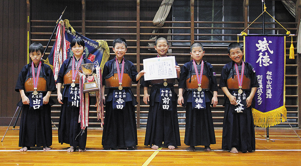 低学年の部を制した（左から）出口選手、小川選手、吉田選手、前田選手、楠本選手、久世選手