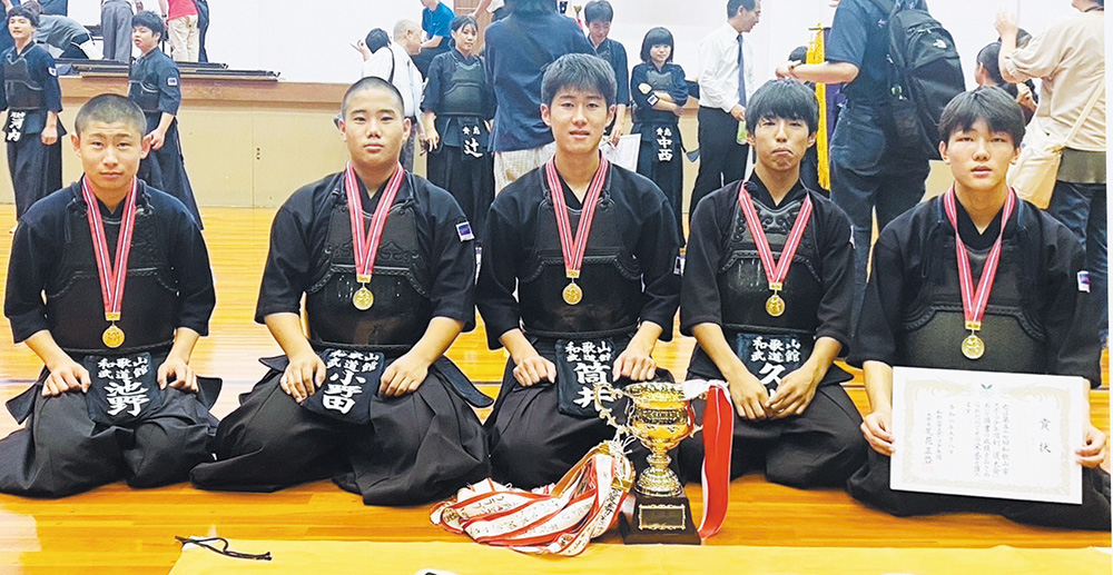 中学生の部を制した（左から）池野選手、小野田選手、筒井選手、久世選手、松本選手（和歌山武道館剣道錬成クラブ提供）