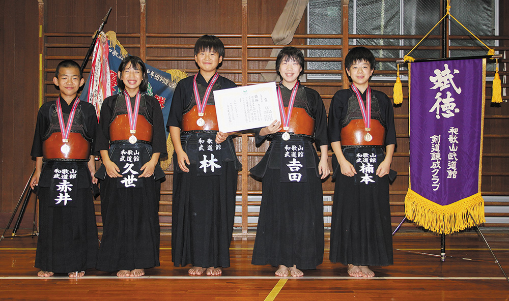 高学年の部で優勝した（左から）赤井選手、久世選手、林選手、吉田選手、楠本選手