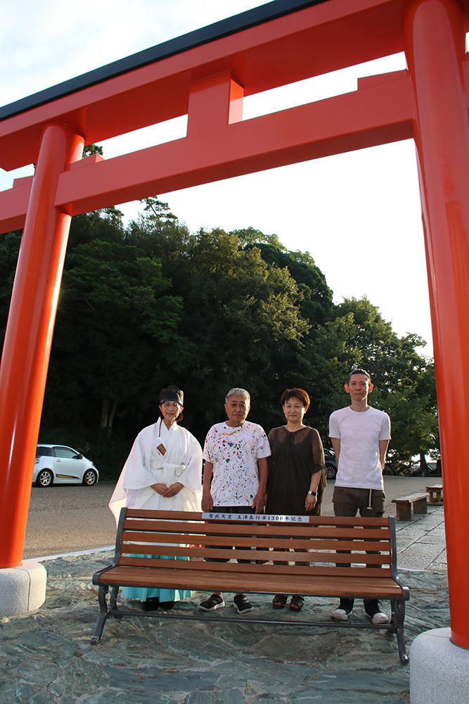 玉津島神社に寄贈されたベンチと（左から）遠北さん、北畑達哉さん、充香さん、森下さん