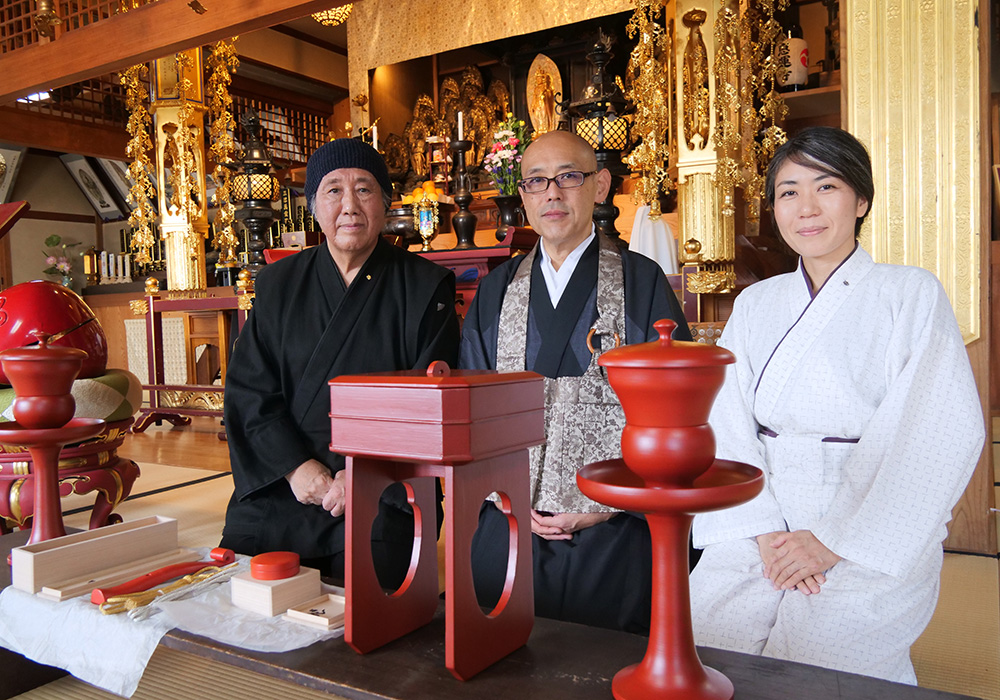 納めた仏具などを前に池ノ上さん、山本住職、松江さん（左から）
