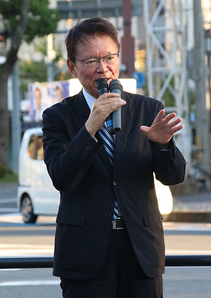 街頭演説する立憲民主党の長妻代表代行