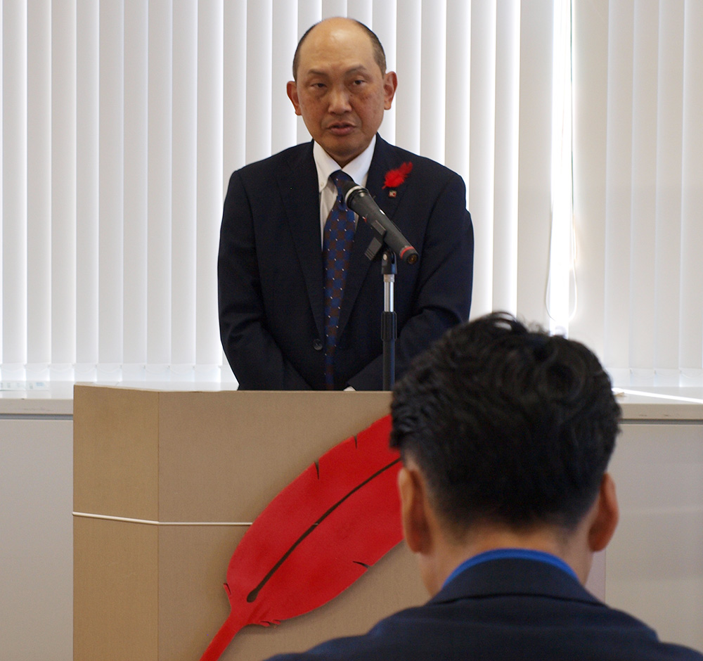 あいさつする大桑会長