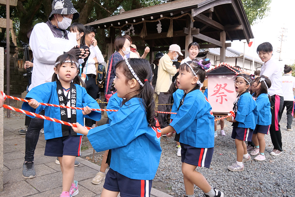 法被姿の勇ましい園児ら