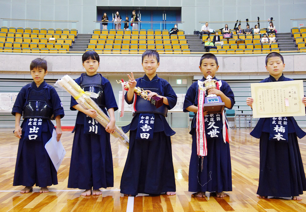 低学年の部を制した和歌山武道館剣道錬成クラブＡ（県スポーツ振興財団提供）