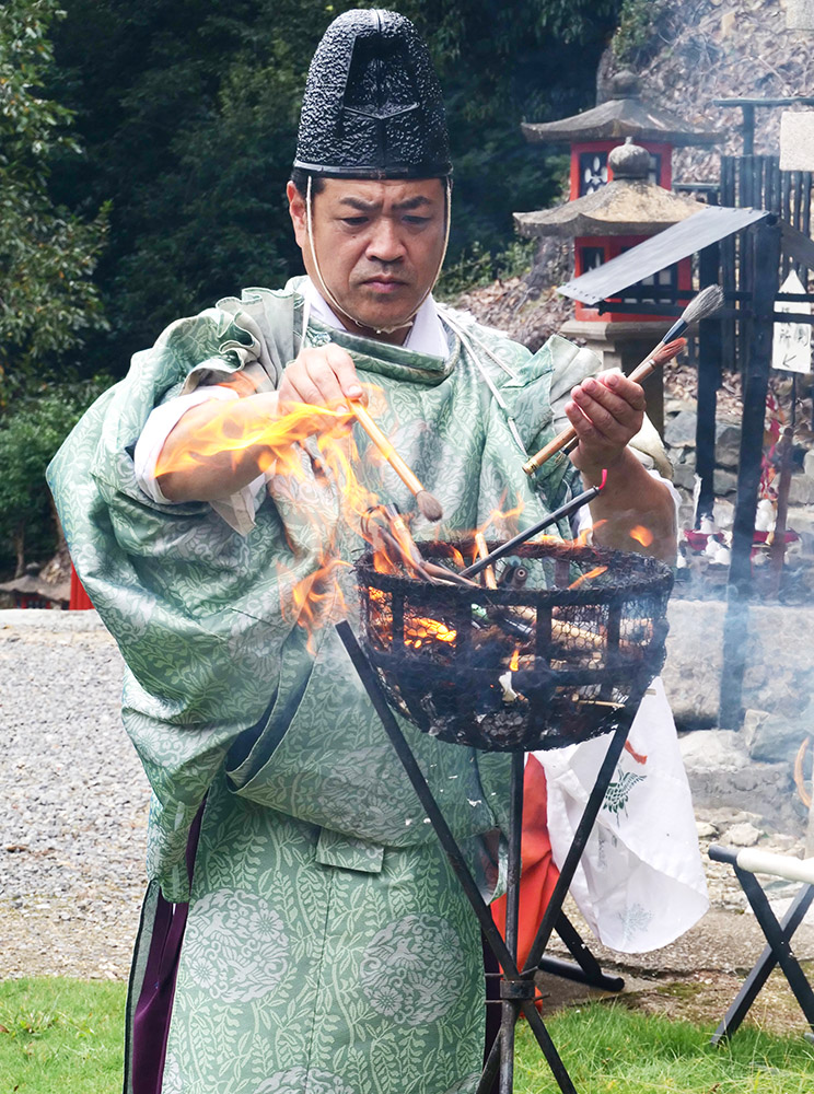 筆をたき上げる小板政規宮司