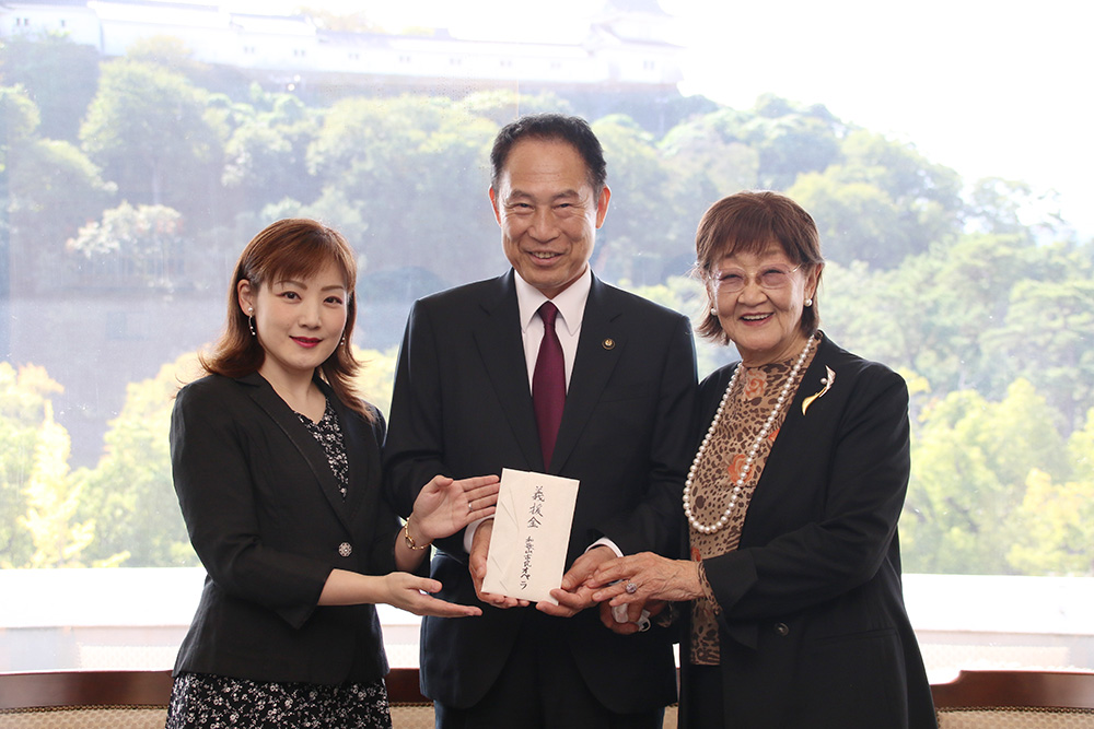 義援金目録を手に（左から）宮井さん、尾花市長、多田会長