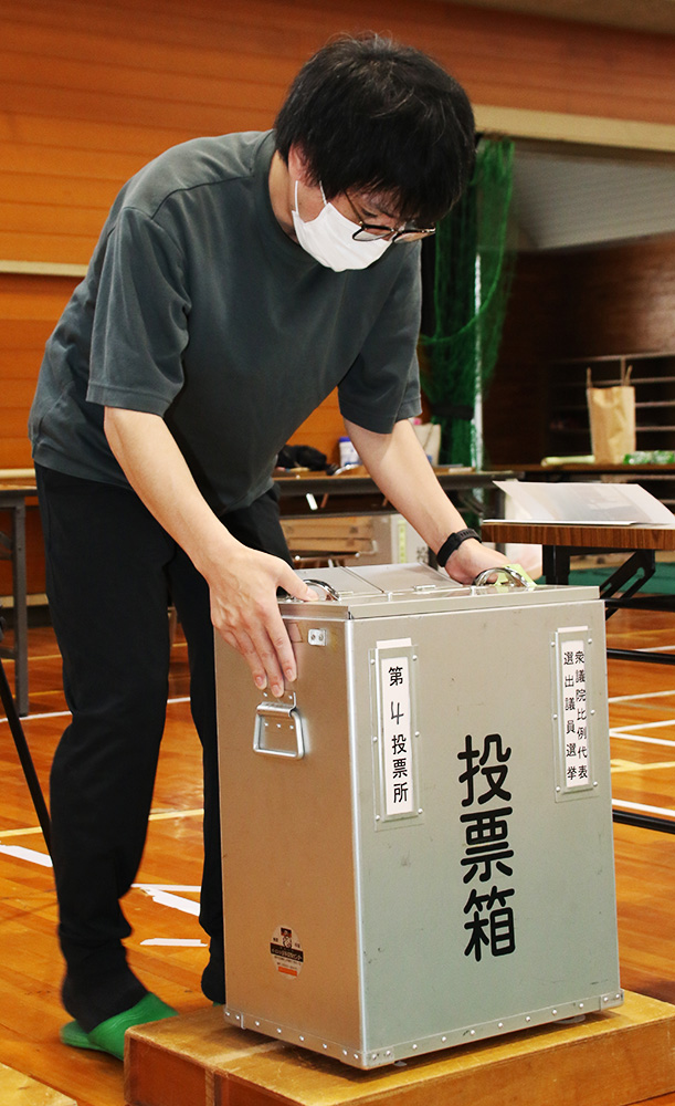 投票箱を設置する和歌山市職員（市立広瀬小学校）