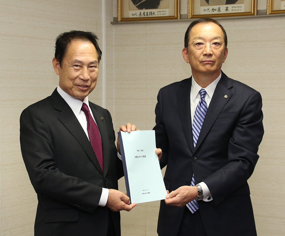 要望書を手に尾花市長㊧と松岡副会頭