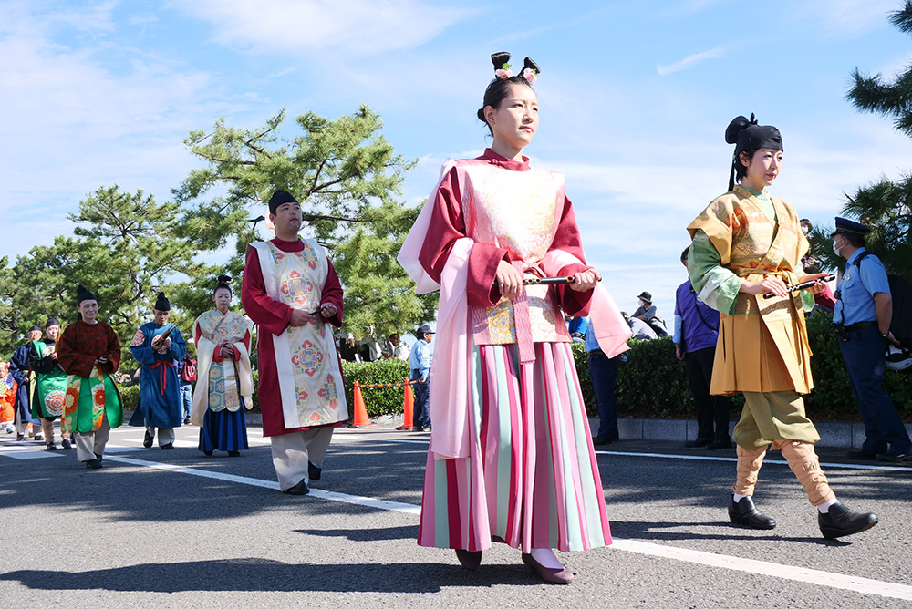 豪華絢爛な衣装で練り歩く