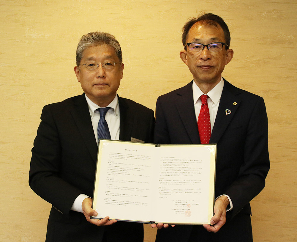 協定書を手に田中専務理事㊨と大塚所長