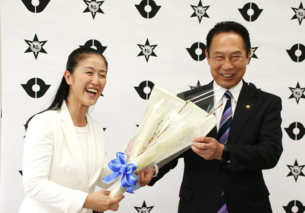 桜の枝の交換で笑顔を見せる尾花市長㊨と山田区長