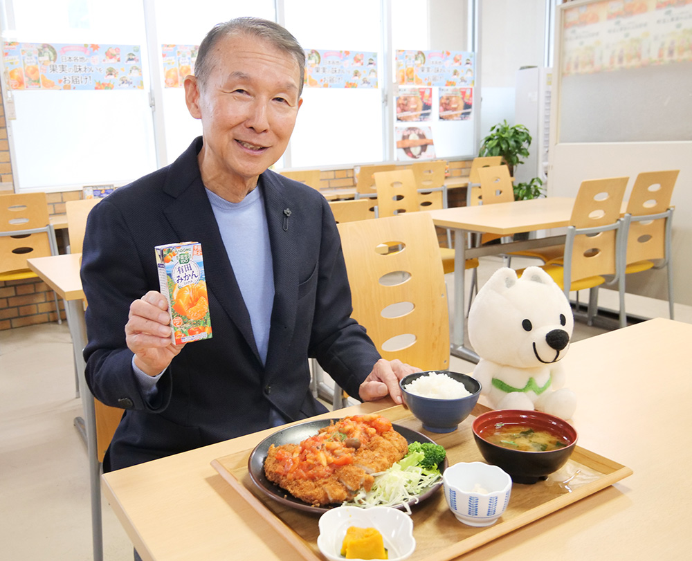 コラボの定食を前にジュースを手にする岸本知事