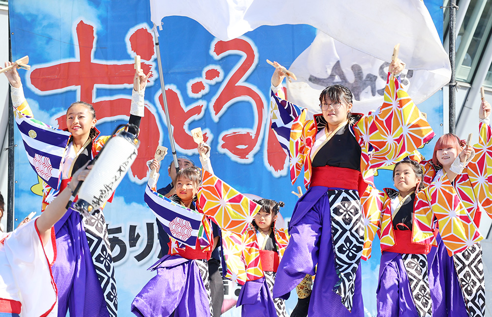 華やかに舞を披露する踊り子たち