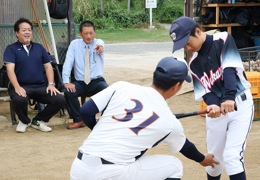 中学生（左から４人目）を指導する大学生（同３人目）を見守る小畑会長（同１人目）と大原監督