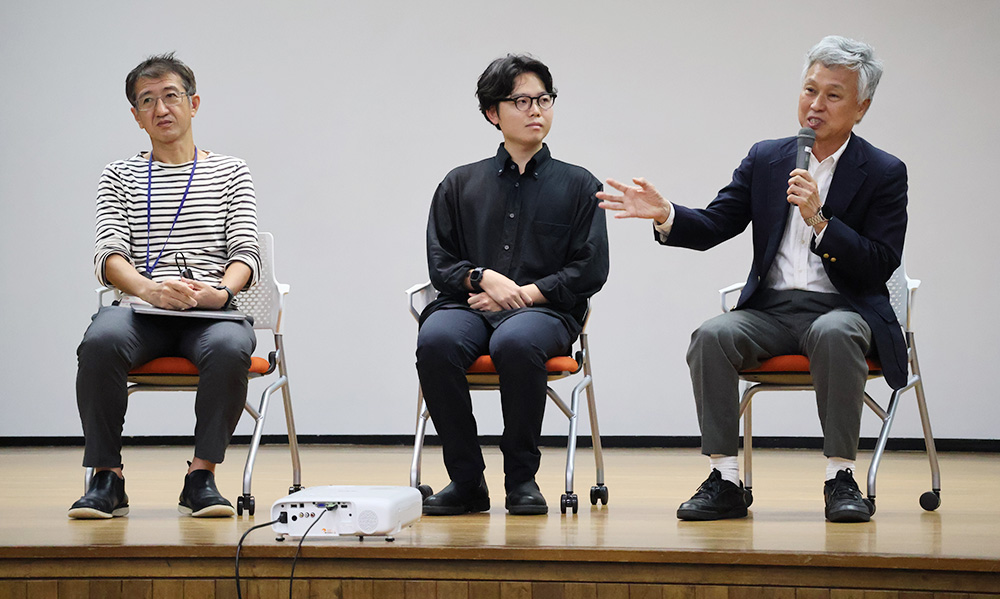 質問に答える（右から）中西さん、島本さん、平田准教授