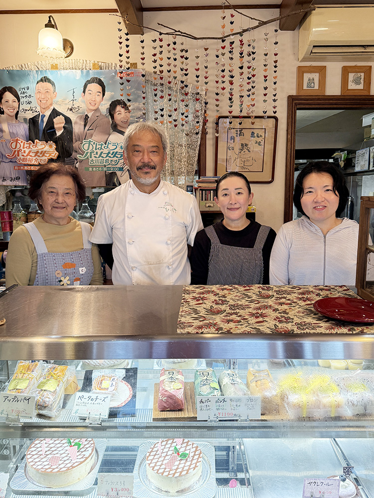 濃添さん（左から２人目）とスタッフの皆さん