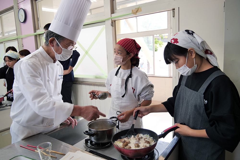 
味村シェフが調理法を指導