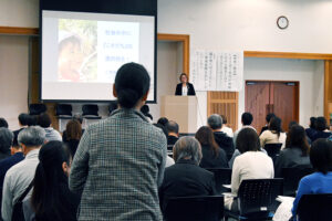 質問に答える西村さん（奥）