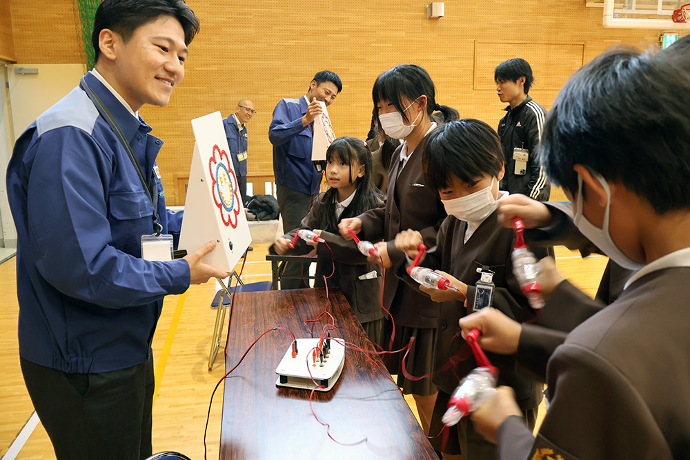 手回し発電に挑戦する児童たち