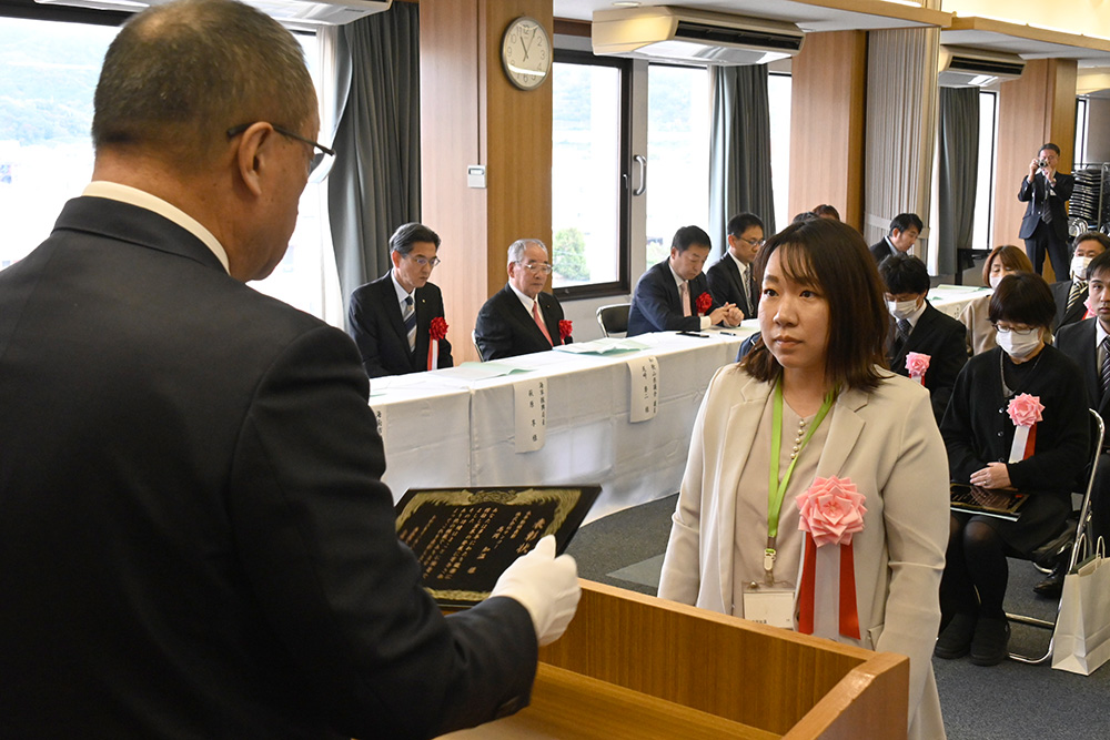 小久保会頭㊧から表彰を受ける受賞者