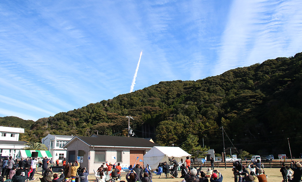 田原海水浴場の山肌から姿を見せたカイロス２号機