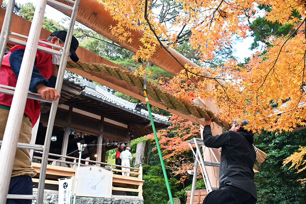 鳥居にしめ縄を取り付けていく