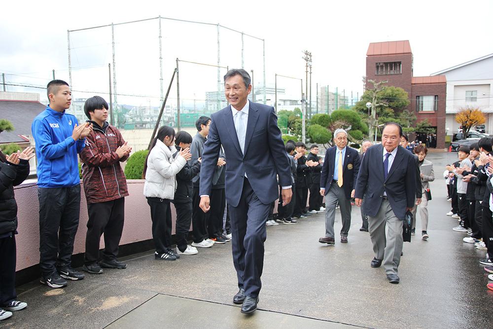 拍手とともに生徒に出迎えられる西口さん