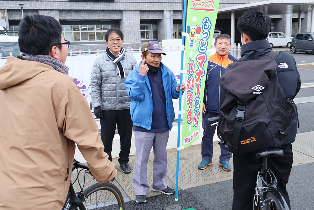 自転車の安全運転を呼びかける惣木さん（中央）ら