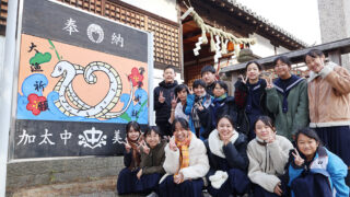 奉納した絵馬と加太中学校美術部の皆さん
