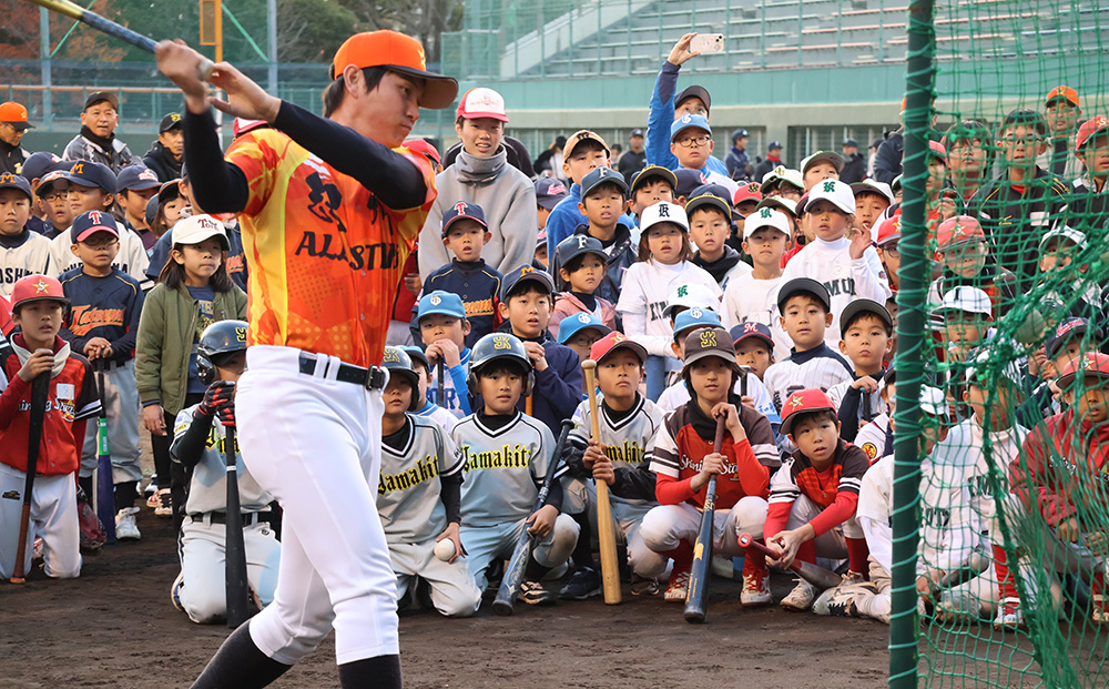 バッティング指導をする川端慎吾選手