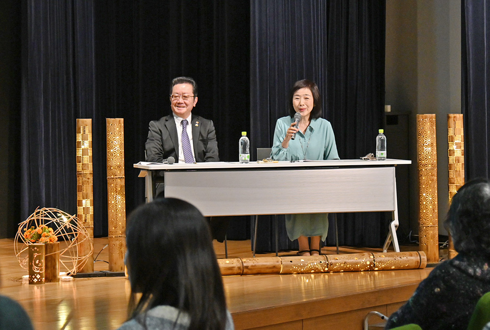 質問に答える和田さん㊧と岩崎さん