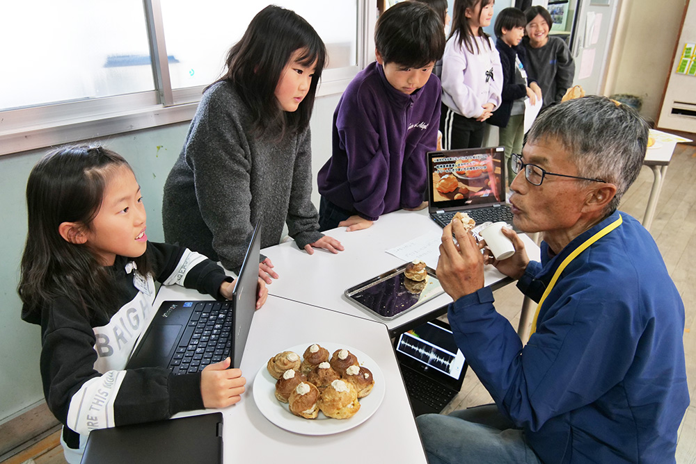 味の改良点などを聞く児童ら