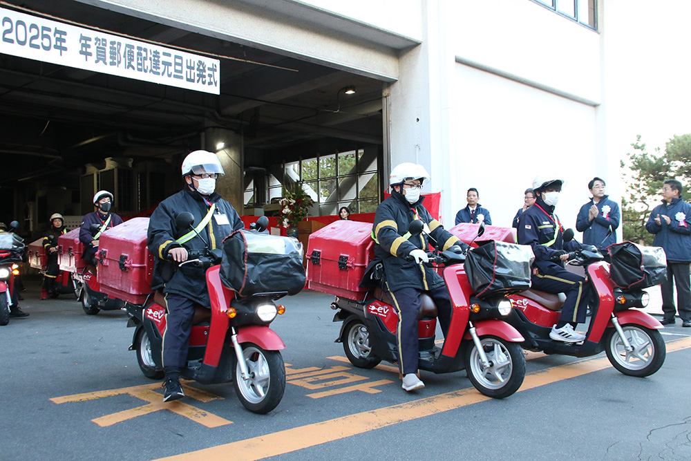 バイクで和歌山中央郵便局を出発する配達員ら