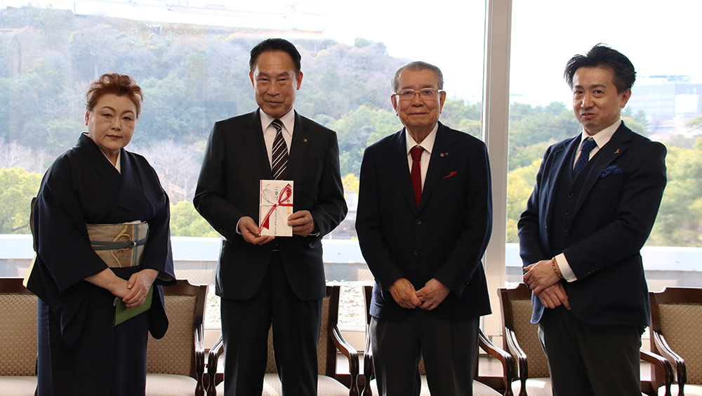 目録を手にする尾花市長（左から２人目）と島支部長（同３人目）ら