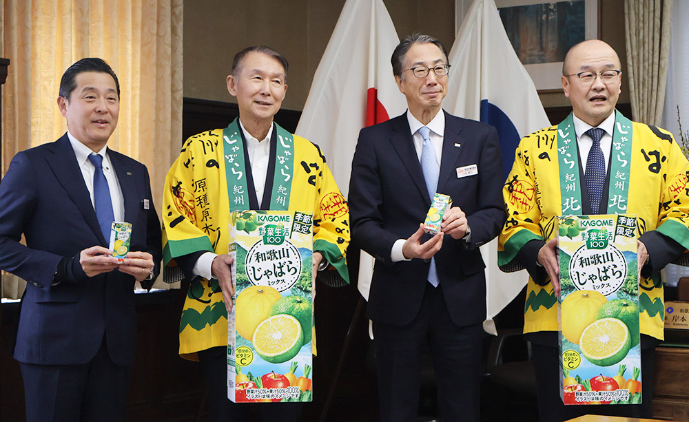 商品をＰＲする小林さん（右から２人目）ら