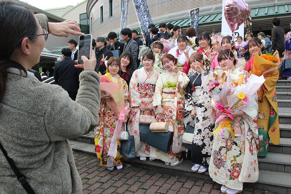 記念撮影を楽しむ皆さん