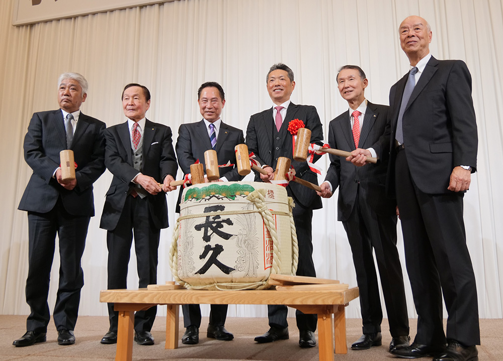 鏡開きをする小久保監督（左から４人目）と出席者