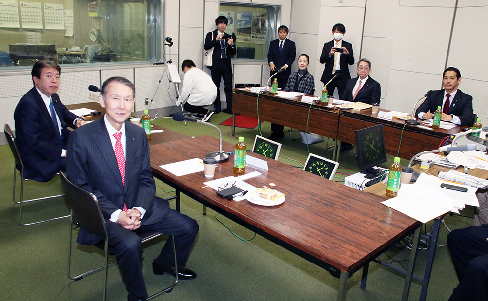 座談会に臨む県選出の国会議員ら